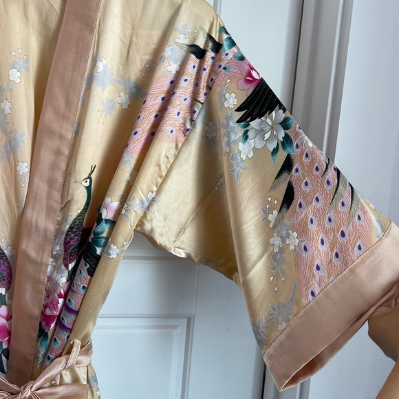 CREAM-COLORED SILK ROBE FROM VIETNAM - Picture 3 of 10